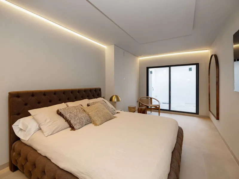 This spectacular detached villa, located in the exclusive area of Benalmádena Costa, is an architectural gem that combines luxury, comfort, and design in a privileged setting. With an impressive interior built area of 954.53 m², an exterior built area of 