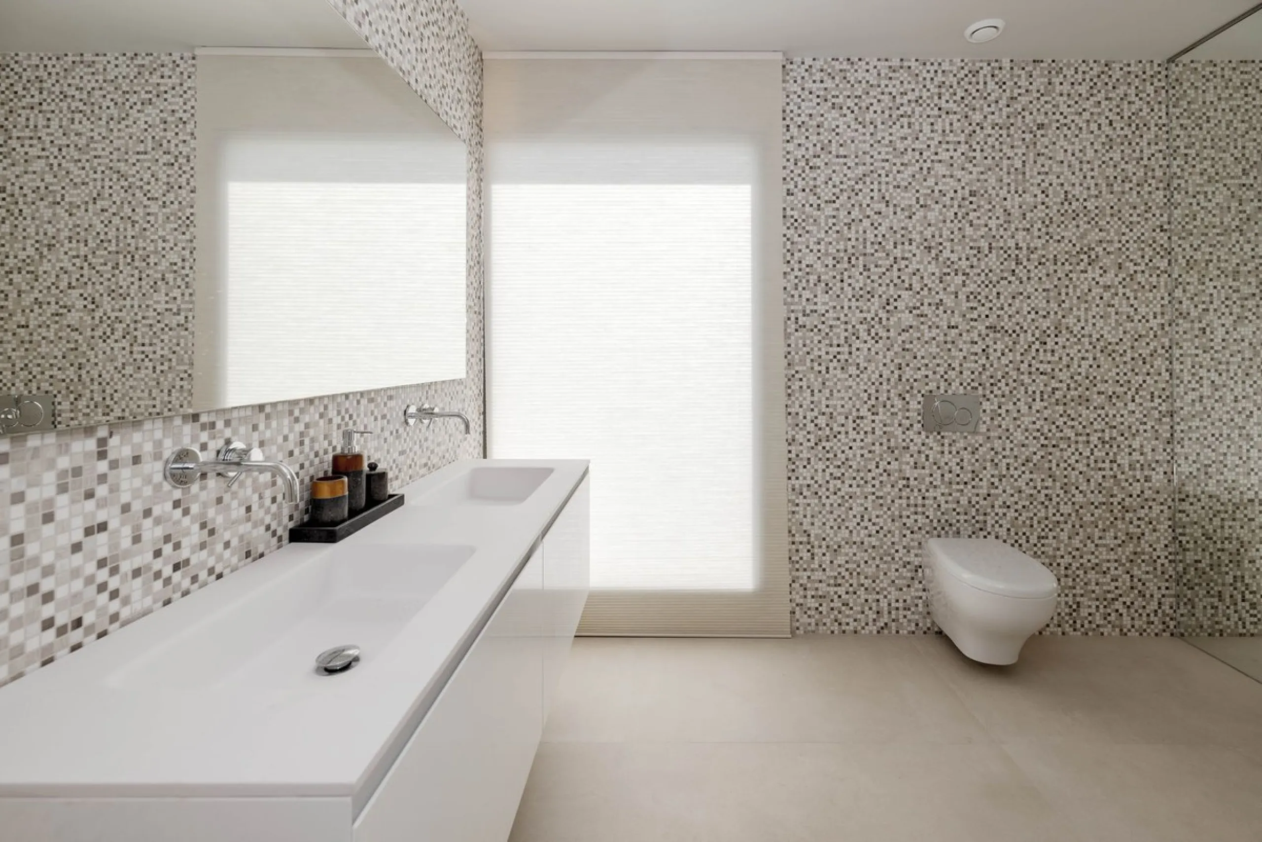 This spectacular detached villa, located in the exclusive area of Benalmádena Costa, is an architectural gem that combines luxury, comfort, and design in a privileged setting. With an impressive interior built area of 954.53 m², an exterior built area of 