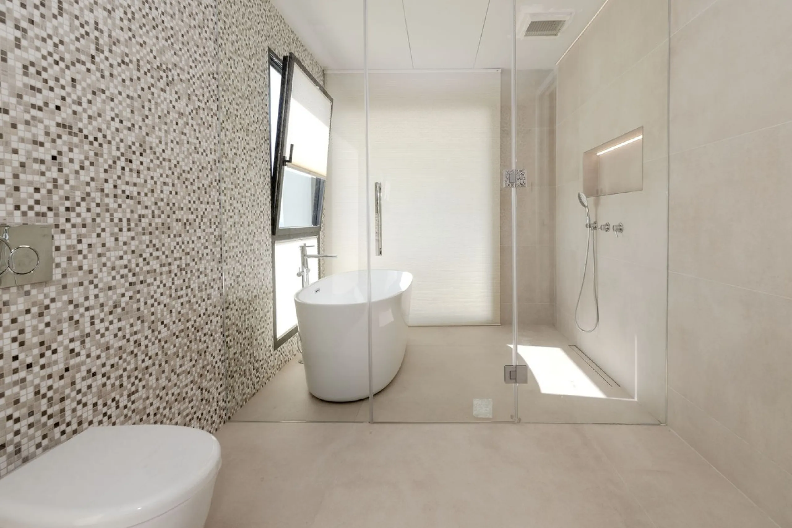 This spectacular detached villa, located in the exclusive area of Benalmádena Costa, is an architectural gem that combines luxury, comfort, and design in a privileged setting. With an impressive interior built area of 954.53 m², an exterior built area of 