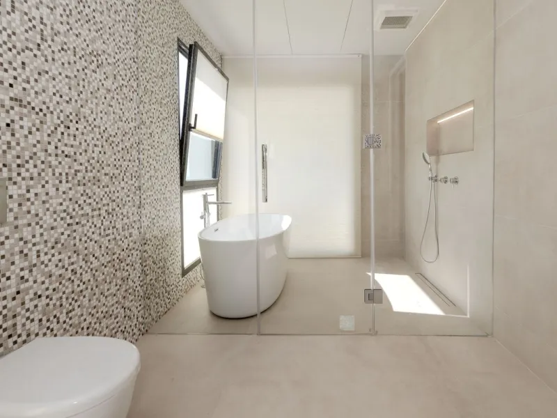 This spectacular detached villa, located in the exclusive area of Benalmádena Costa, is an architectural gem that combines luxury, comfort, and design in a privileged setting. With an impressive interior built area of 954.53 m², an exterior built area of 