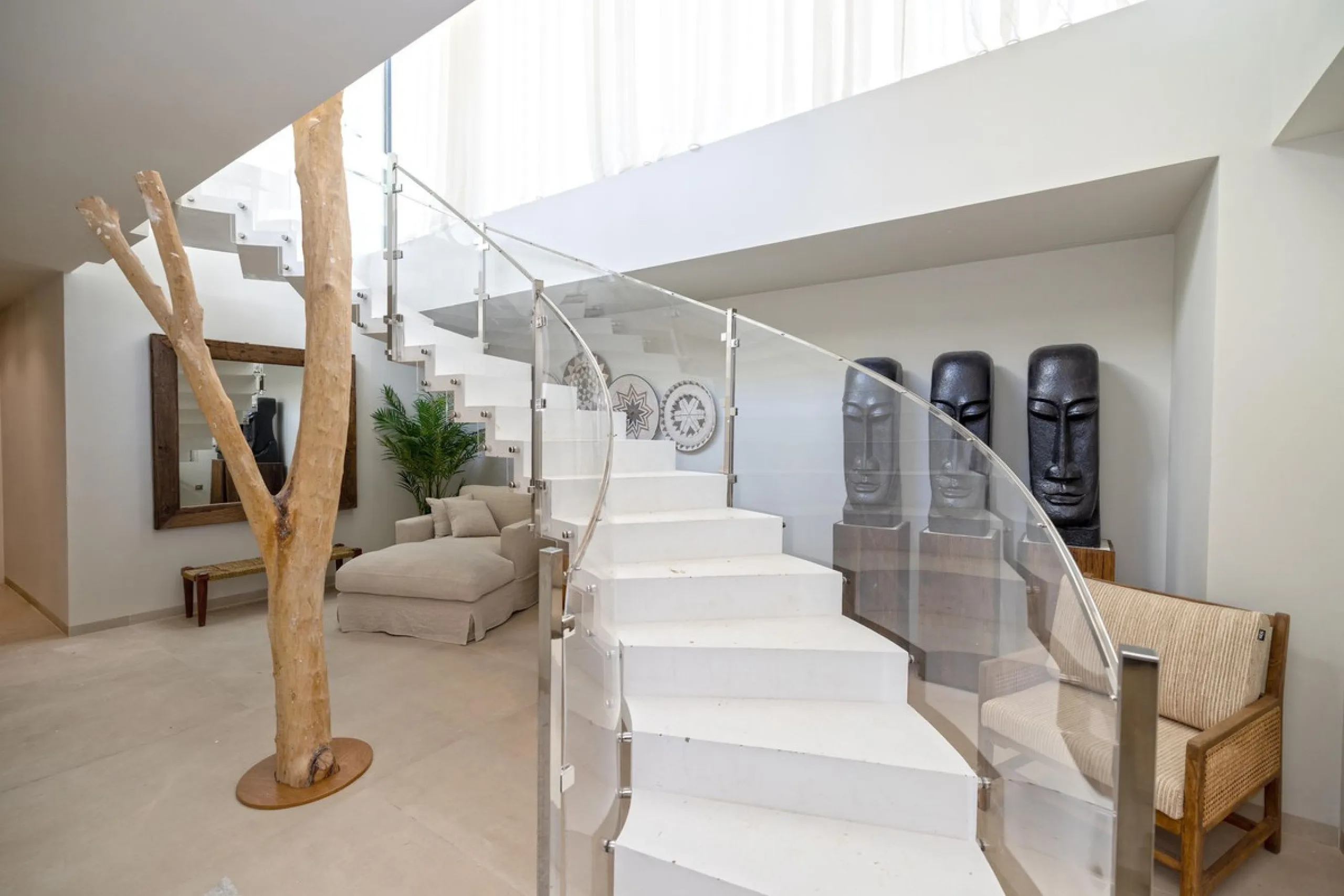 This spectacular detached villa, located in the exclusive area of Benalmádena Costa, is an architectural gem that combines luxury, comfort, and design in a privileged setting. With an impressive interior built area of 954.53 m², an exterior built area of 