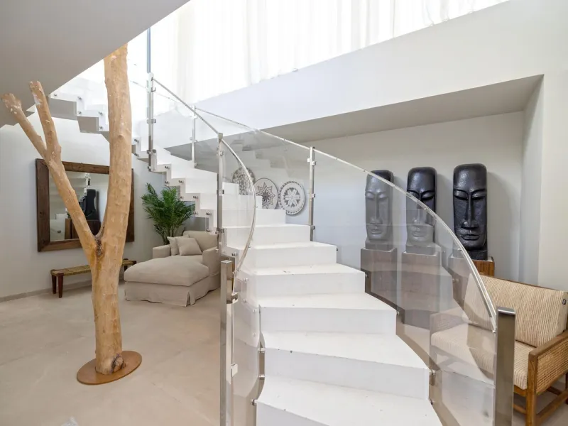 This spectacular detached villa, located in the exclusive area of Benalmádena Costa, is an architectural gem that combines luxury, comfort, and design in a privileged setting. With an impressive interior built area of 954.53 m², an exterior built area of 