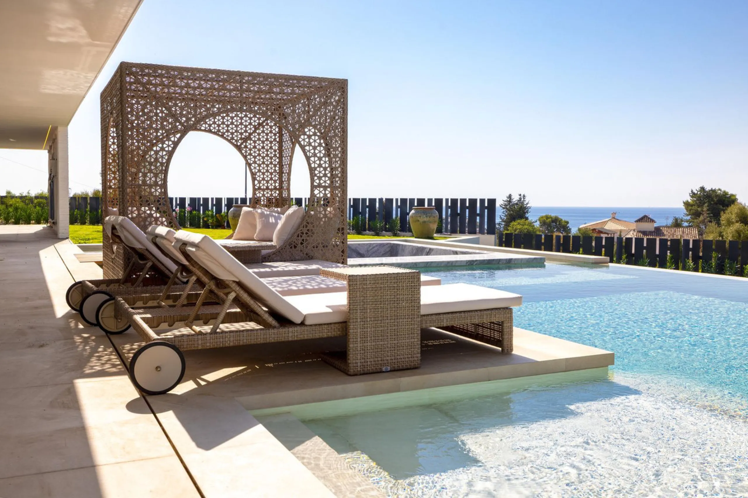 This spectacular detached villa, located in the exclusive area of Benalmádena Costa, is an architectural gem that combines luxury, comfort, and design in a privileged setting. With an impressive interior built area of 954.53 m², an exterior built area of 