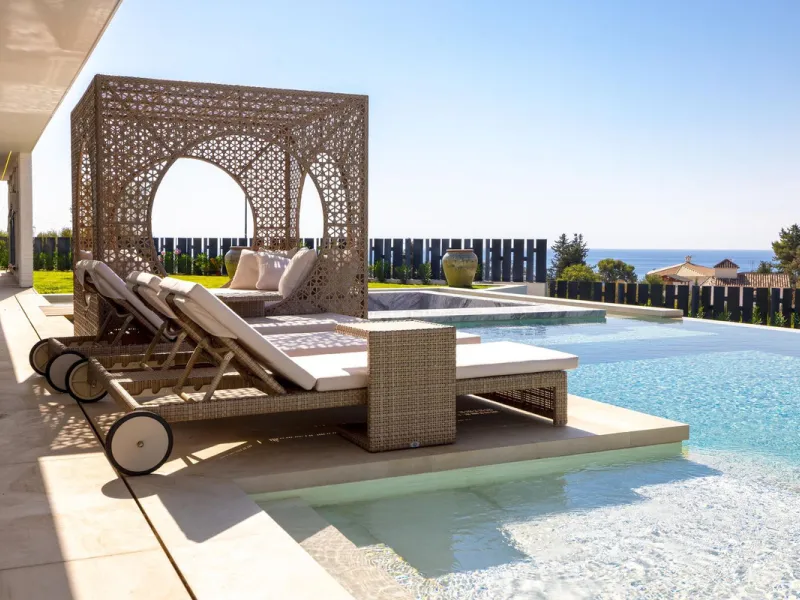 This spectacular detached villa, located in the exclusive area of Benalmádena Costa, is an architectural gem that combines luxury, comfort, and design in a privileged setting. With an impressive interior built area of 954.53 m², an exterior built area of 