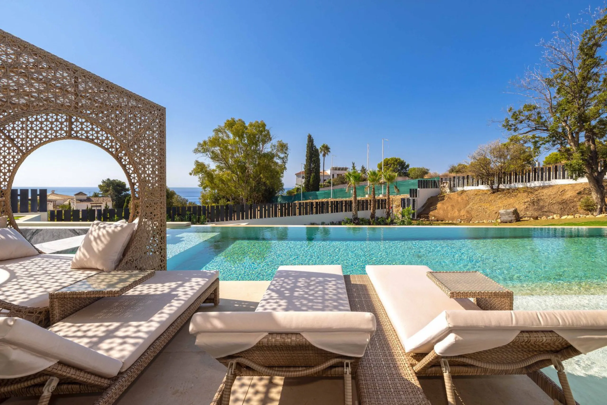 This spectacular detached villa, located in the exclusive area of Benalmádena Costa, is an architectural gem that combines luxury, comfort, and design in a privileged setting. With an impressive interior built area of 954.53 m², an exterior built area of 