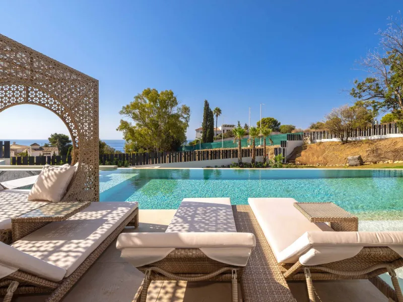 This spectacular detached villa, located in the exclusive area of Benalmádena Costa, is an architectural gem that combines luxury, comfort, and design in a privileged setting. With an impressive interior built area of 954.53 m², an exterior built area of 