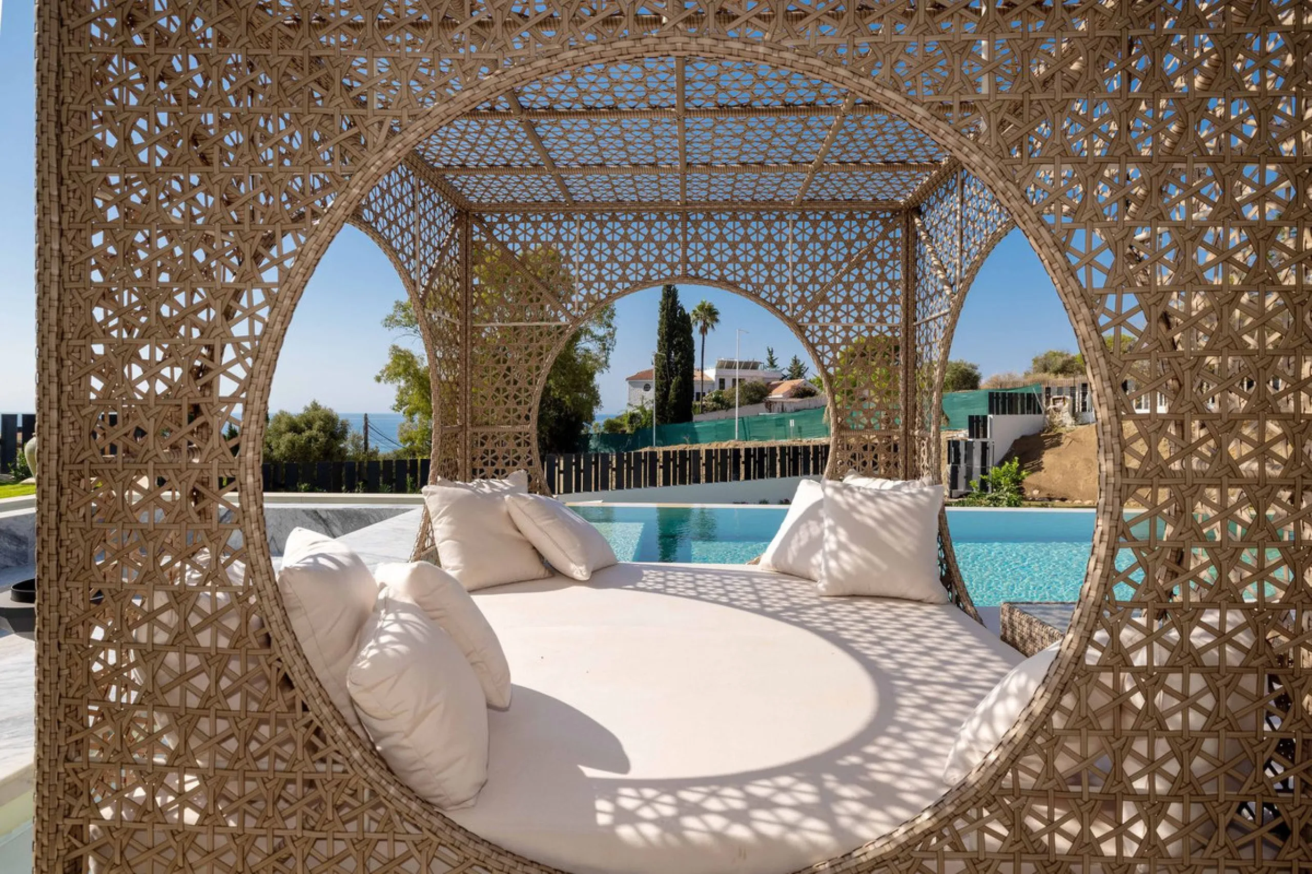 This spectacular detached villa, located in the exclusive area of Benalmádena Costa, is an architectural gem that combines luxury, comfort, and design in a privileged setting. With an impressive interior built area of 954.53 m², an exterior built area of 