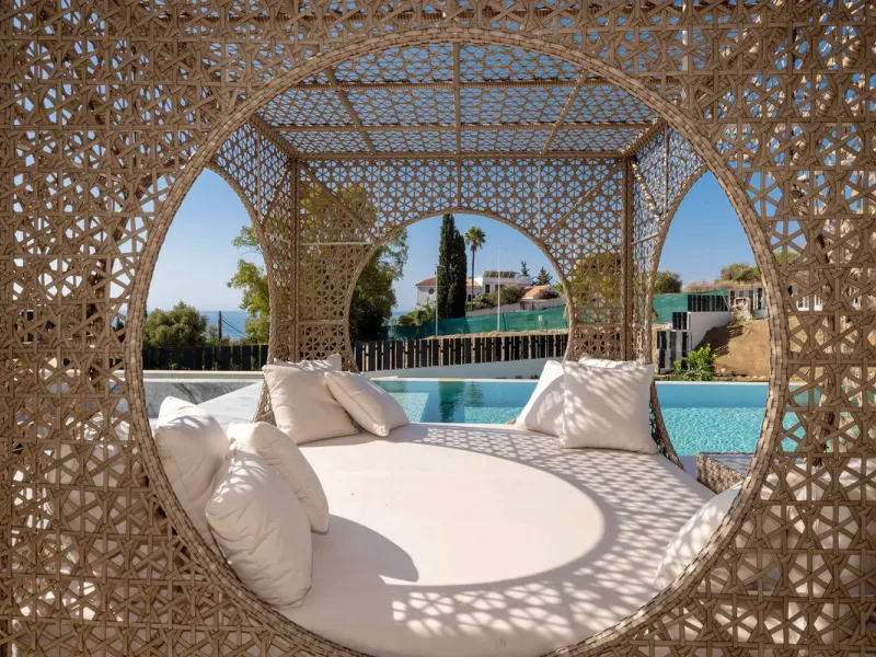 This spectacular detached villa, located in the exclusive area of Benalmádena Costa, is an architectural gem that combines luxury, comfort, and design in a privileged setting. With an impressive interior built area of 954.53 m², an exterior built area of 