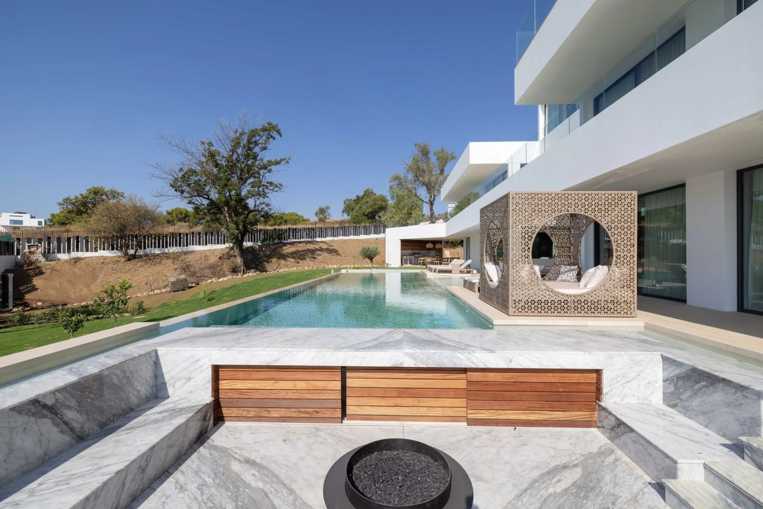 This spectacular detached villa, located in the exclusive area of Benalmádena Costa, is an architectural gem that combines luxury, comfort, and design in a privileged setting. With an impressive interior built area of 954.53 m², an exterior built area of 