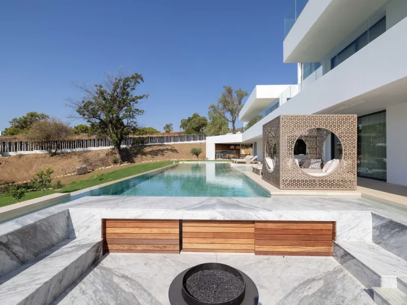 This spectacular detached villa, located in the exclusive area of Benalmádena Costa, is an architectural gem that combines luxury, comfort, and design in a privileged setting. With an impressive interior built area of 954.53 m², an exterior built area of 
