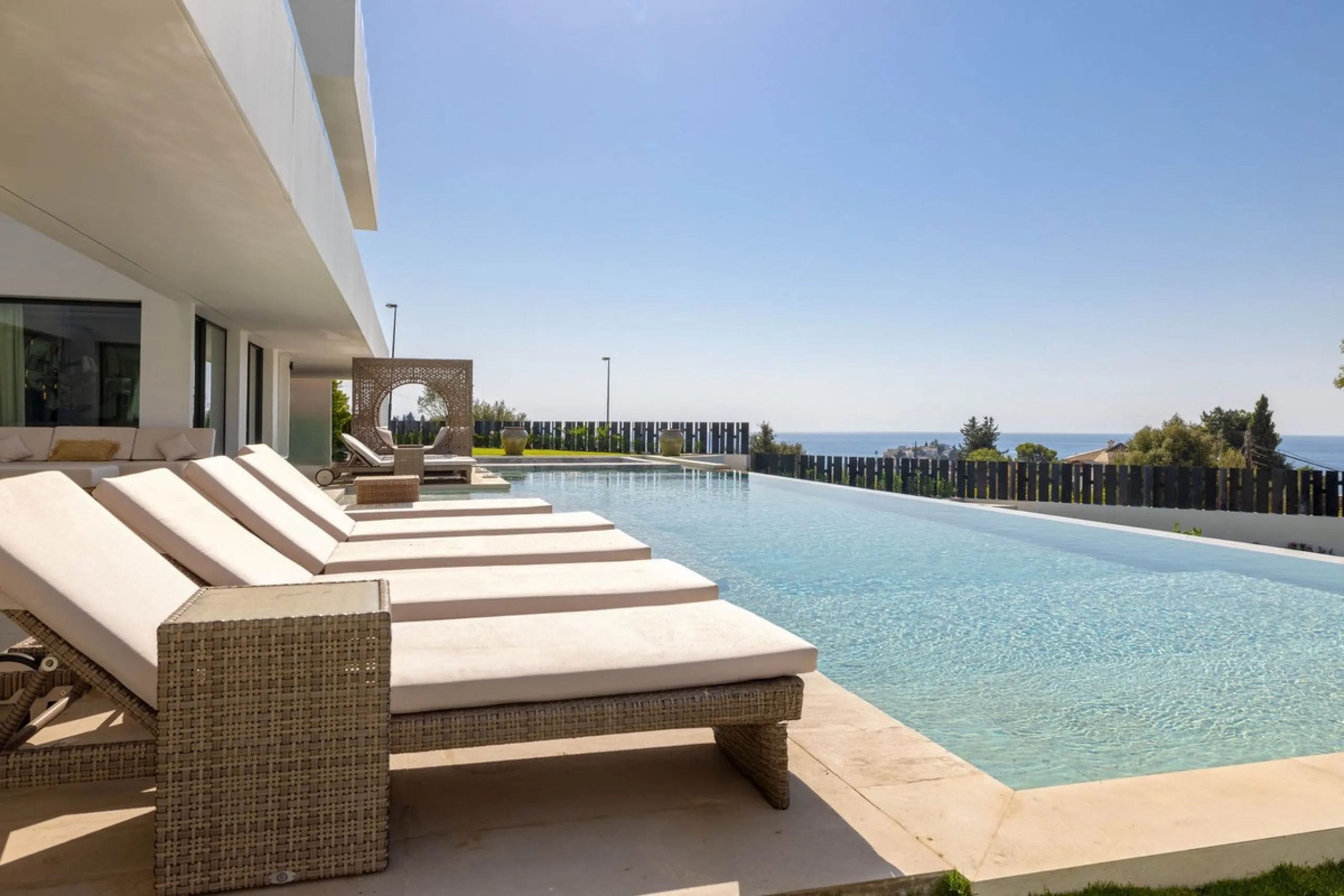 This spectacular detached villa, located in the exclusive area of Benalmádena Costa, is an architectural gem that combines luxury, comfort, and design in a privileged setting. With an impressive interior built area of 954.53 m², an exterior built area of 