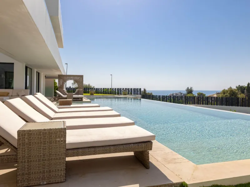 This spectacular detached villa, located in the exclusive area of Benalmádena Costa, is an architectural gem that combines luxury, comfort, and design in a privileged setting. With an impressive interior built area of 954.53 m², an exterior built area of 