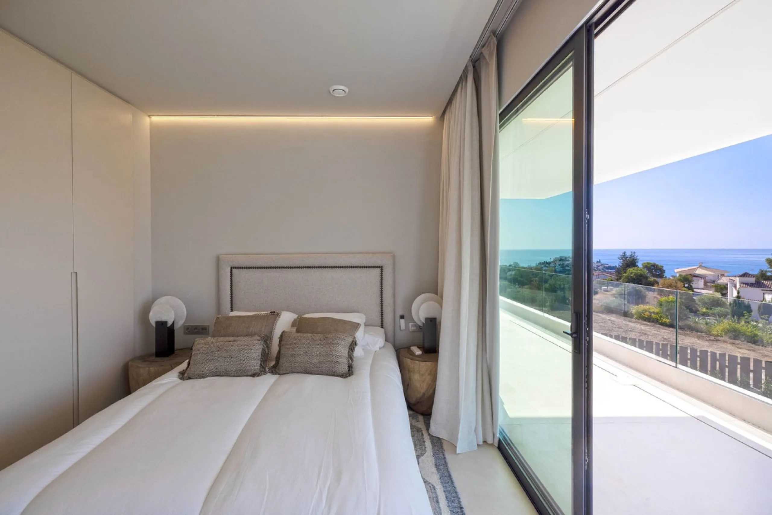 This spectacular detached villa, located in the exclusive area of Benalmádena Costa, is an architectural gem that combines luxury, comfort, and design in a privileged setting. With an impressive interior built area of 954.53 m², an exterior built area of 