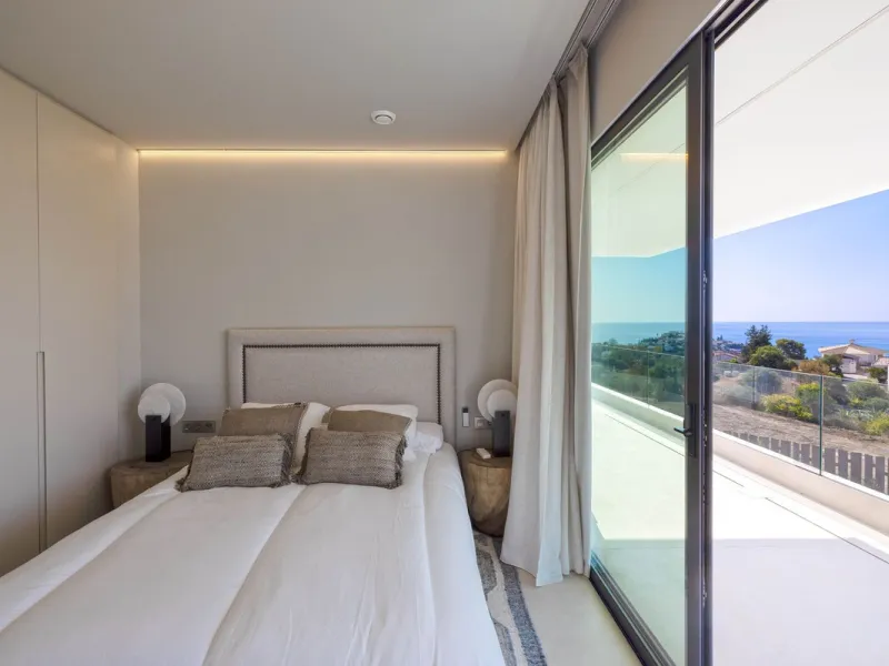 This spectacular detached villa, located in the exclusive area of Benalmádena Costa, is an architectural gem that combines luxury, comfort, and design in a privileged setting. With an impressive interior built area of 954.53 m², an exterior built area of 