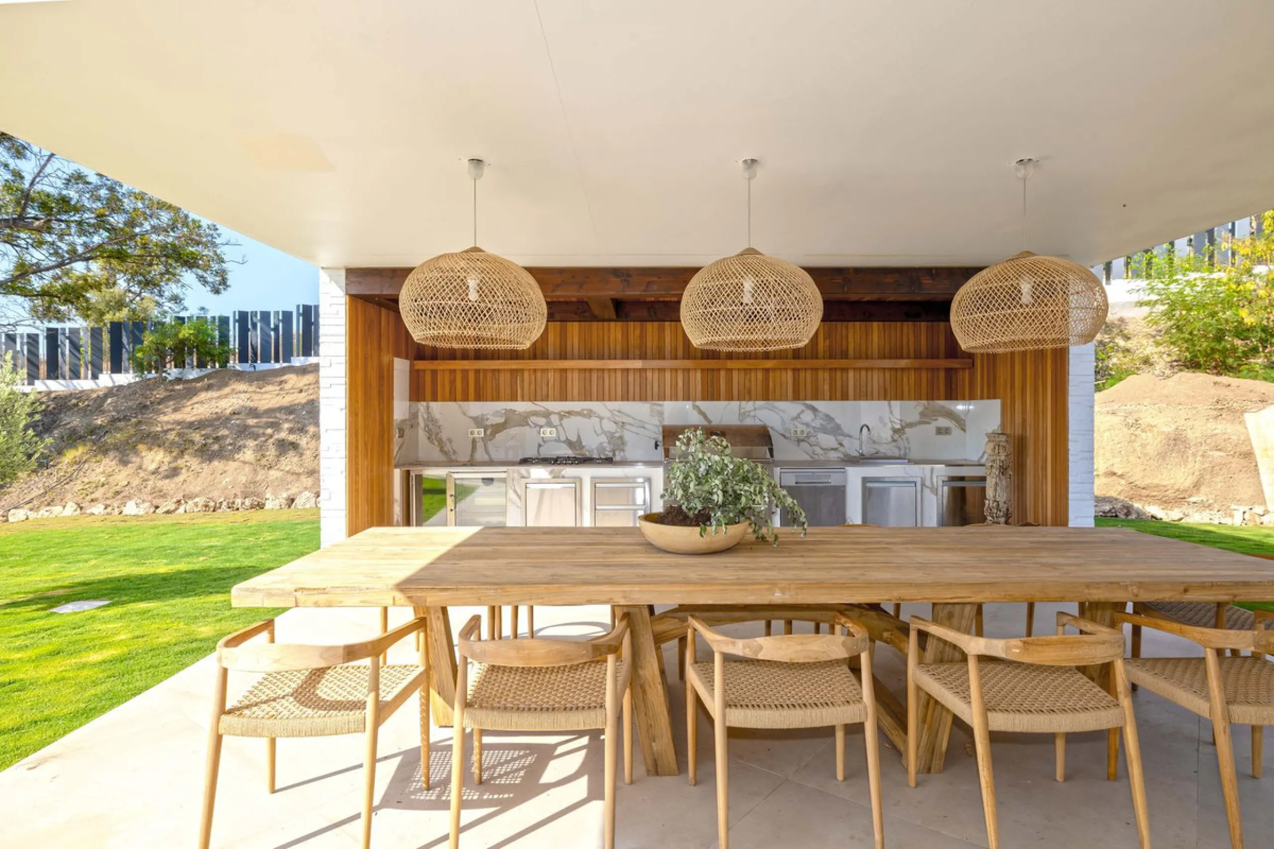 This spectacular detached villa, located in the exclusive area of Benalmádena Costa, is an architectural gem that combines luxury, comfort, and design in a privileged setting. With an impressive interior built area of 954.53 m², an exterior built area of 