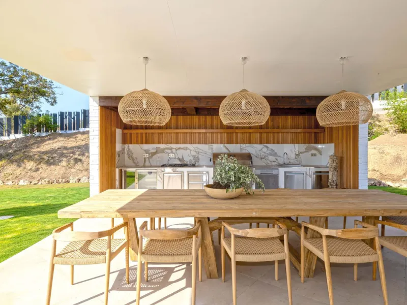 This spectacular detached villa, located in the exclusive area of Benalmádena Costa, is an architectural gem that combines luxury, comfort, and design in a privileged setting. With an impressive interior built area of 954.53 m², an exterior built area of 