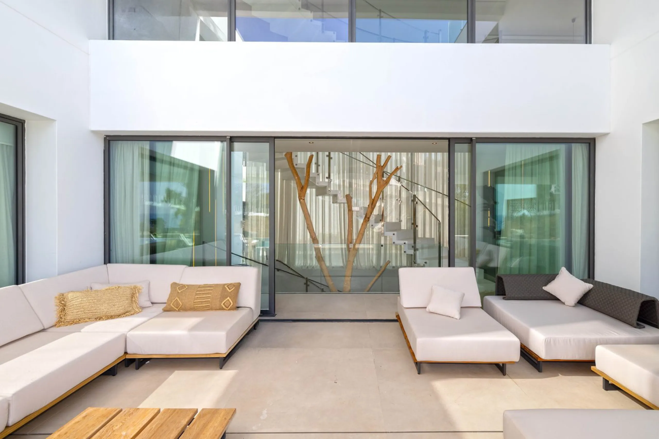 This spectacular detached villa, located in the exclusive area of Benalmádena Costa, is an architectural gem that combines luxury, comfort, and design in a privileged setting. With an impressive interior built area of 954.53 m², an exterior built area of 