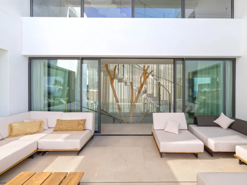 This spectacular detached villa, located in the exclusive area of Benalmádena Costa, is an architectural gem that combines luxury, comfort, and design in a privileged setting. With an impressive interior built area of 954.53 m², an exterior built area of 