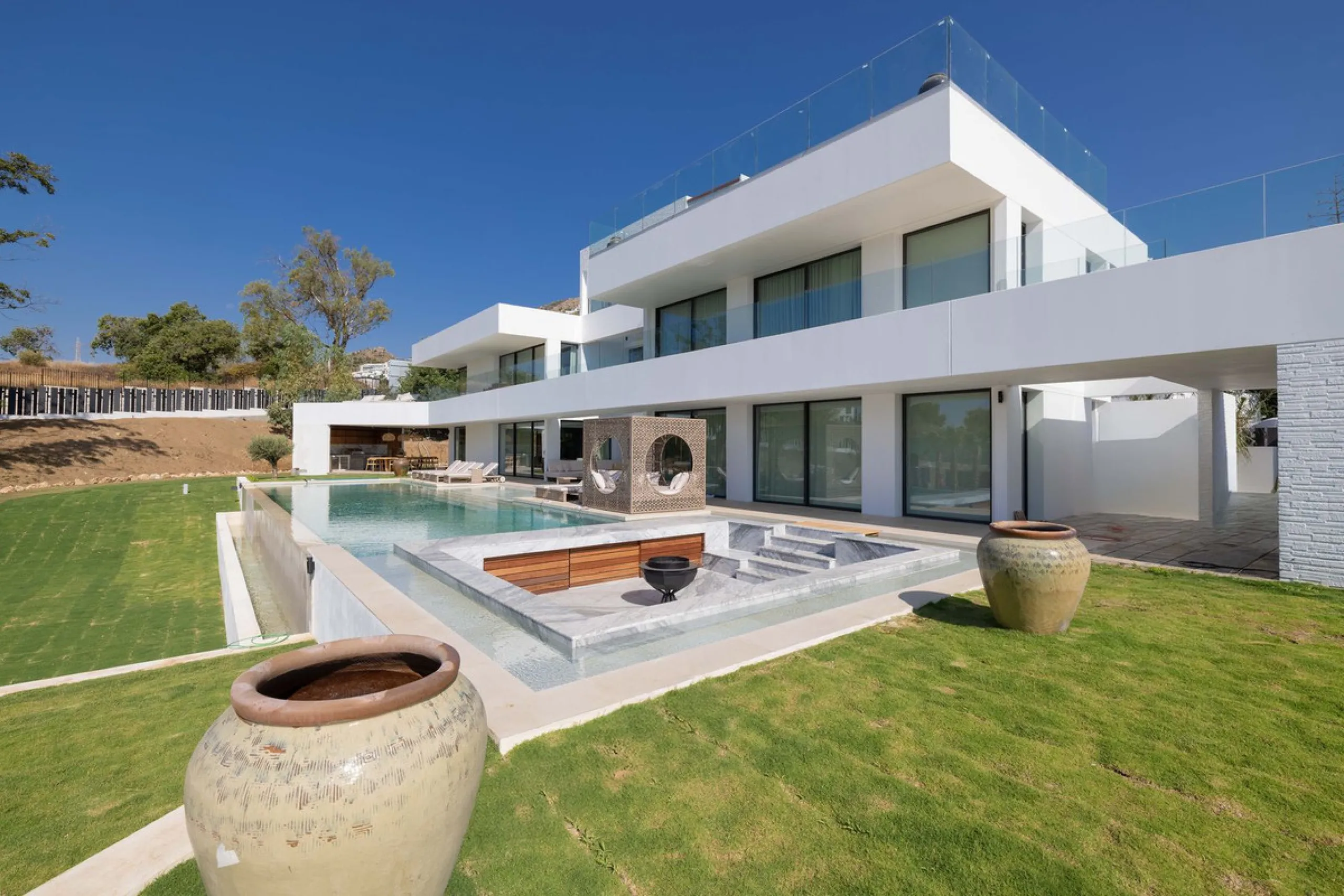 This spectacular detached villa, located in the exclusive area of Benalmádena Costa, is an architectural gem that combines luxury, comfort, and design in a privileged setting. With an impressive interior built area of 954.53 m², an exterior built area of 