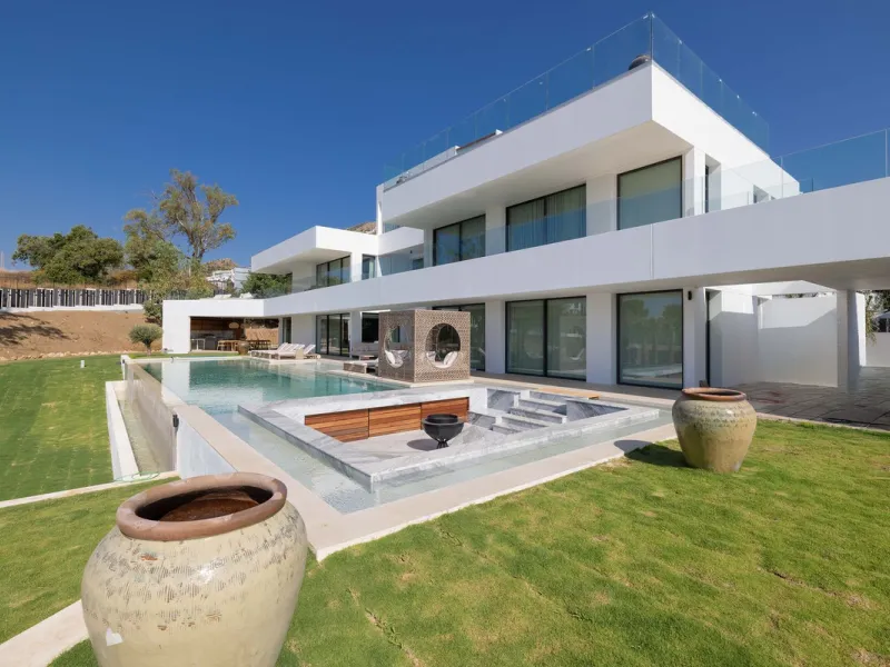 This spectacular detached villa, located in the exclusive area of Benalmádena Costa, is an architectural gem that combines luxury, comfort, and design in a privileged setting. With an impressive interior built area of 954.53 m², an exterior built area of 