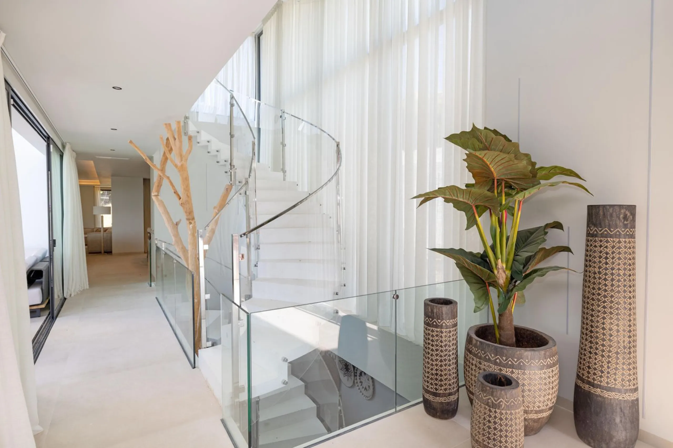 This spectacular detached villa, located in the exclusive area of Benalmádena Costa, is an architectural gem that combines luxury, comfort, and design in a privileged setting. With an impressive interior built area of 954.53 m², an exterior built area of 