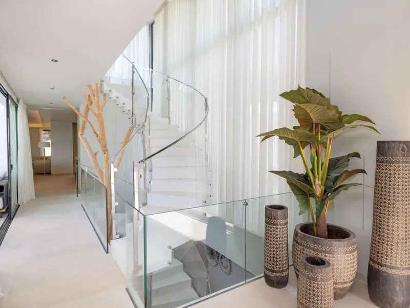 This spectacular detached villa, located in the exclusive area of Benalmádena Costa, is an architectural gem that combines luxury, comfort, and design in a privileged setting. With an impressive interior built area of 954.53 m², an exterior built area of 