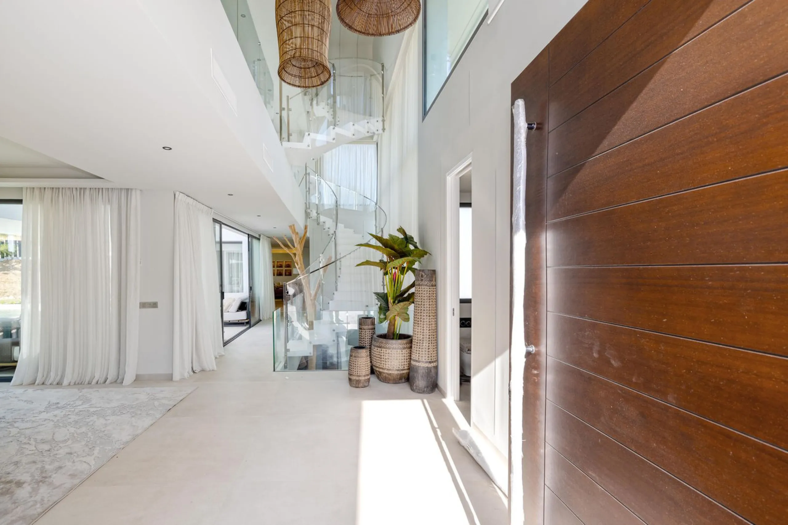 This spectacular detached villa, located in the exclusive area of Benalmádena Costa, is an architectural gem that combines luxury, comfort, and design in a privileged setting. With an impressive interior built area of 954.53 m², an exterior built area of 