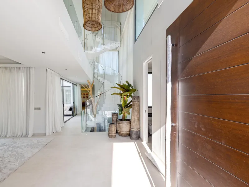This spectacular detached villa, located in the exclusive area of Benalmádena Costa, is an architectural gem that combines luxury, comfort, and design in a privileged setting. With an impressive interior built area of 954.53 m², an exterior built area of 