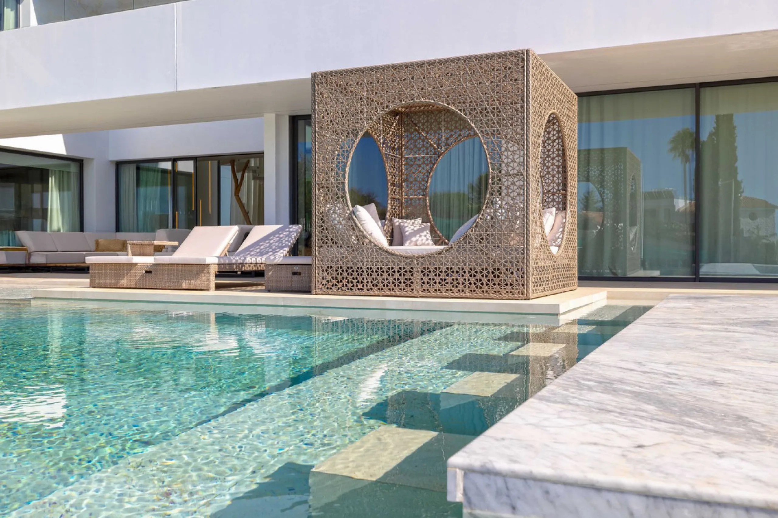 This spectacular detached villa, located in the exclusive area of Benalmádena Costa, is an architectural gem that combines luxury, comfort, and design in a privileged setting. With an impressive interior built area of 954.53 m², an exterior built area of 