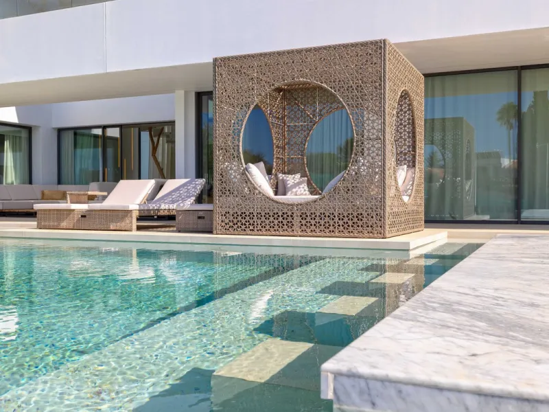 This spectacular detached villa, located in the exclusive area of Benalmádena Costa, is an architectural gem that combines luxury, comfort, and design in a privileged setting. With an impressive interior built area of 954.53 m², an exterior built area of 