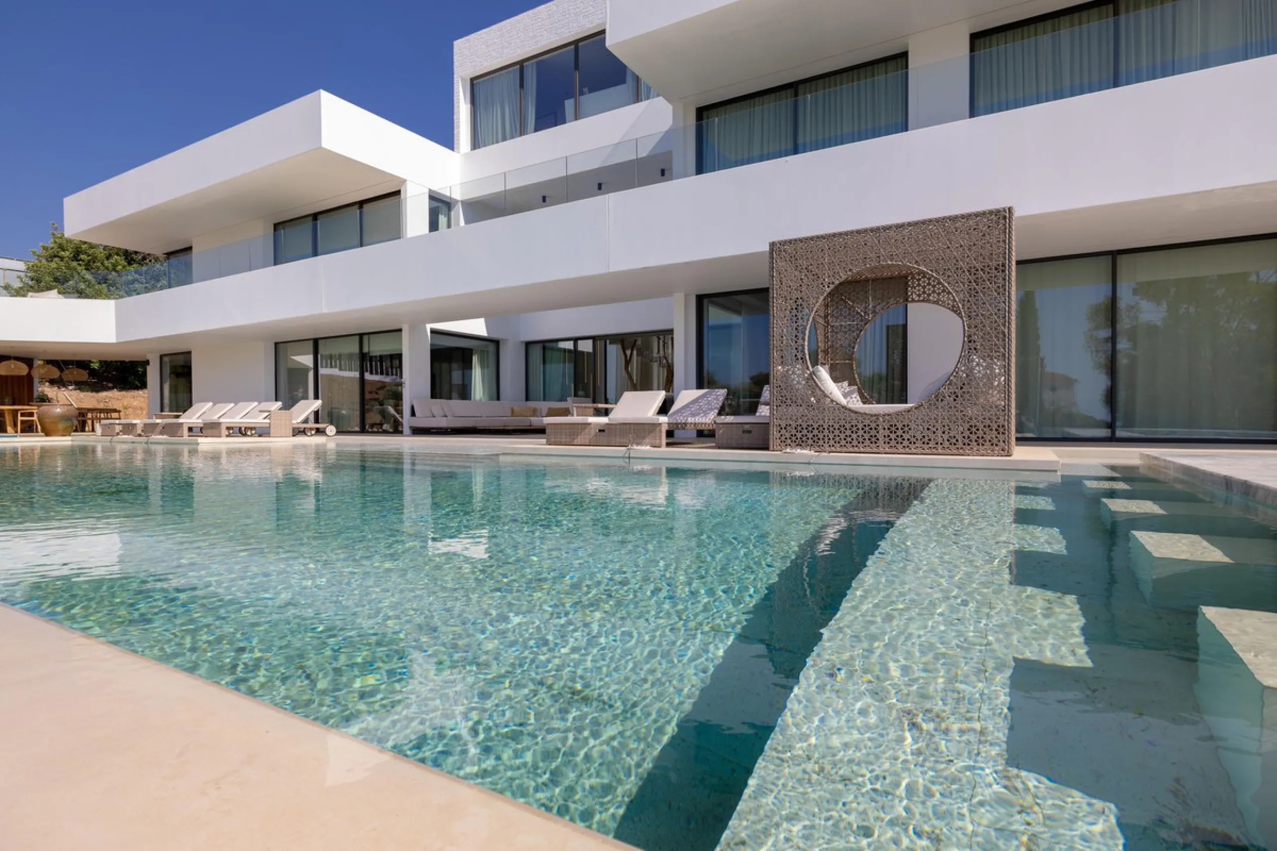 This spectacular detached villa, located in the exclusive area of Benalmádena Costa, is an architectural gem that combines luxury, comfort, and design in a privileged setting. With an impressive interior built area of 954.53 m², an exterior built area of 