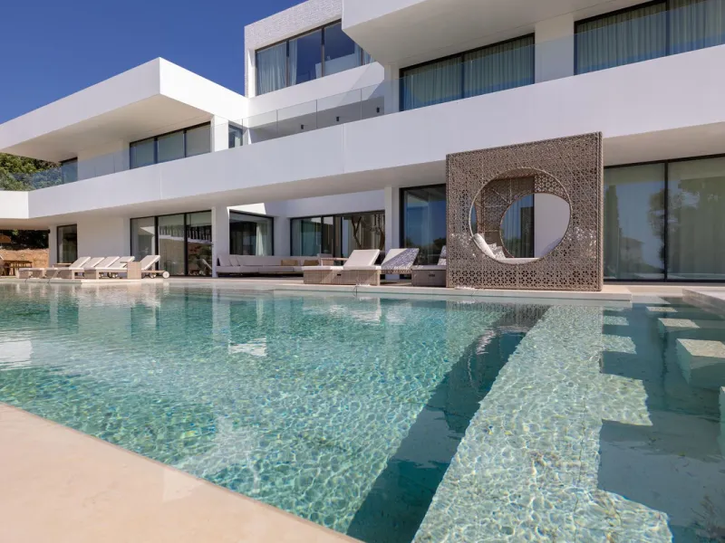 This spectacular detached villa, located in the exclusive area of Benalmádena Costa, is an architectural gem that combines luxury, comfort, and design in a privileged setting. With an impressive interior built area of 954.53 m², an exterior built area of 
