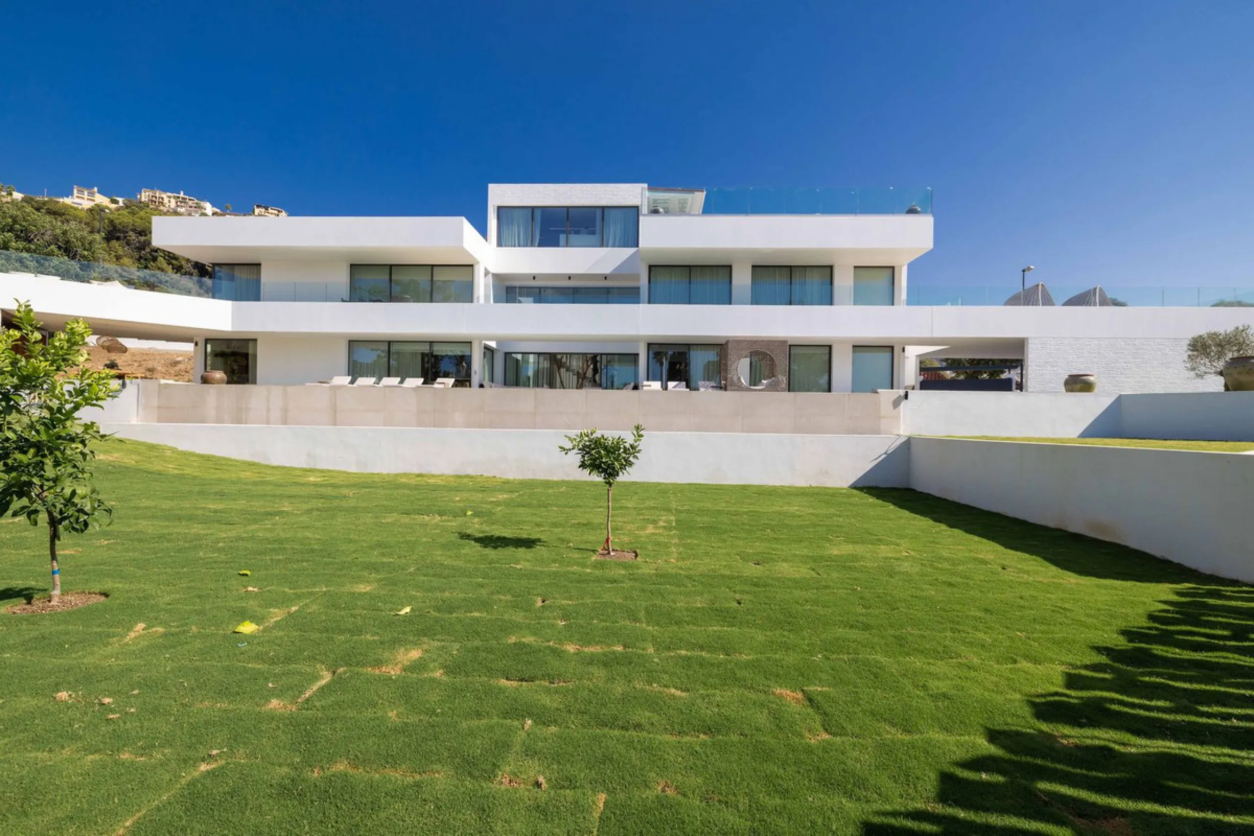 This spectacular detached villa, located in the exclusive area of Benalmádena Costa, is an architectural gem that combines luxury, comfort, and design in a privileged setting. With an impressive interior built area of 954.53 m², an exterior built area of 