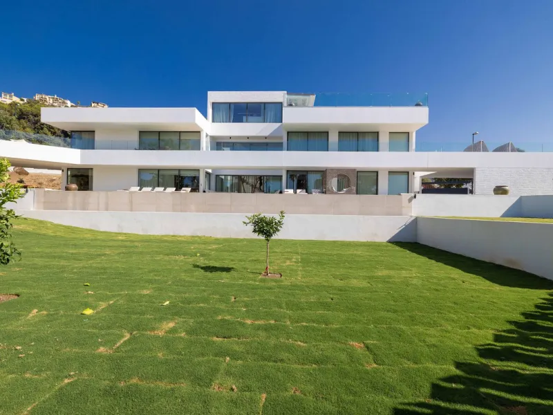 This spectacular detached villa, located in the exclusive area of Benalmádena Costa, is an architectural gem that combines luxury, comfort, and design in a privileged setting. With an impressive interior built area of 954.53 m², an exterior built area of 