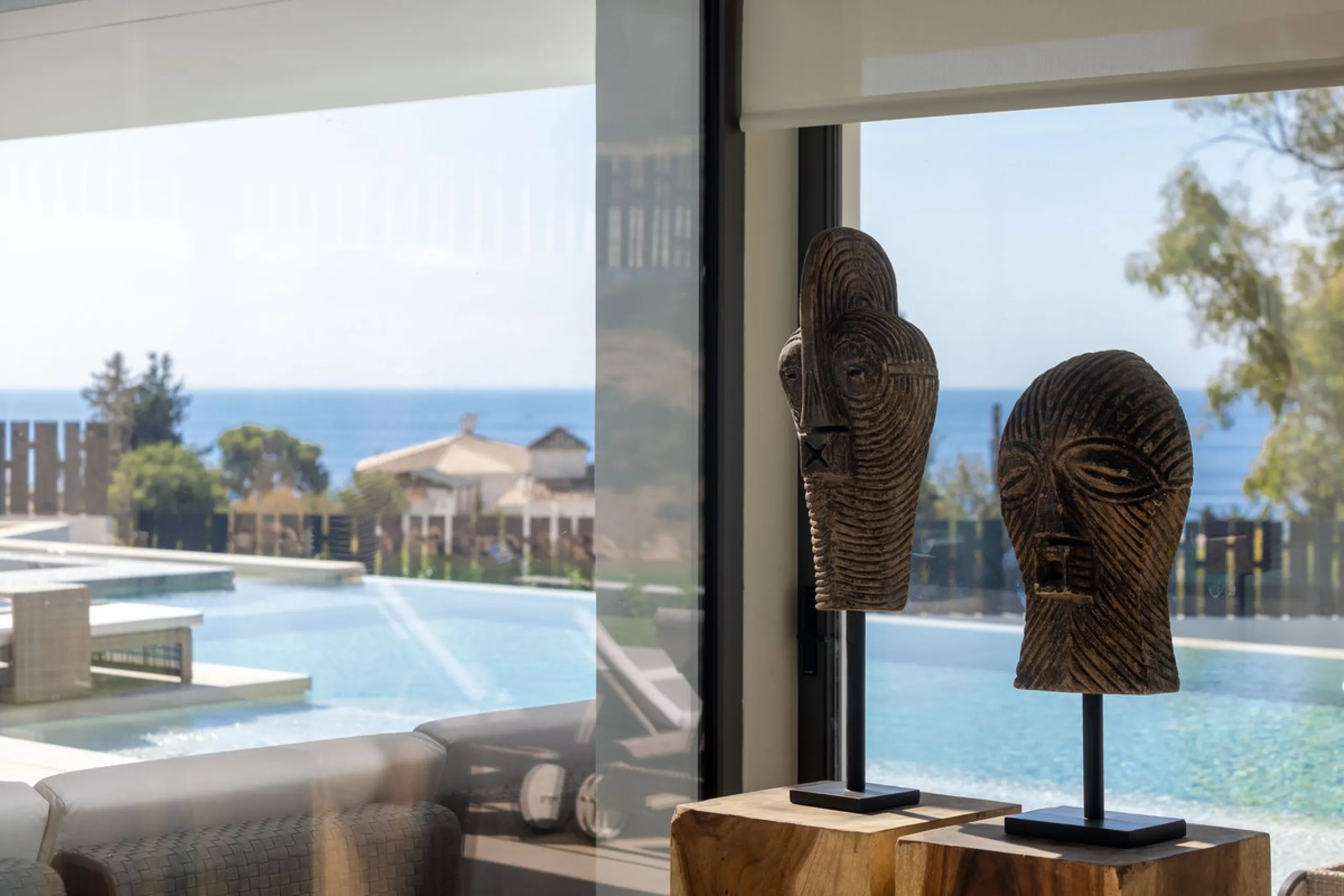 This spectacular detached villa, located in the exclusive area of Benalmádena Costa, is an architectural gem that combines luxury, comfort, and design in a privileged setting. With an impressive interior built area of 954.53 m², an exterior built area of 