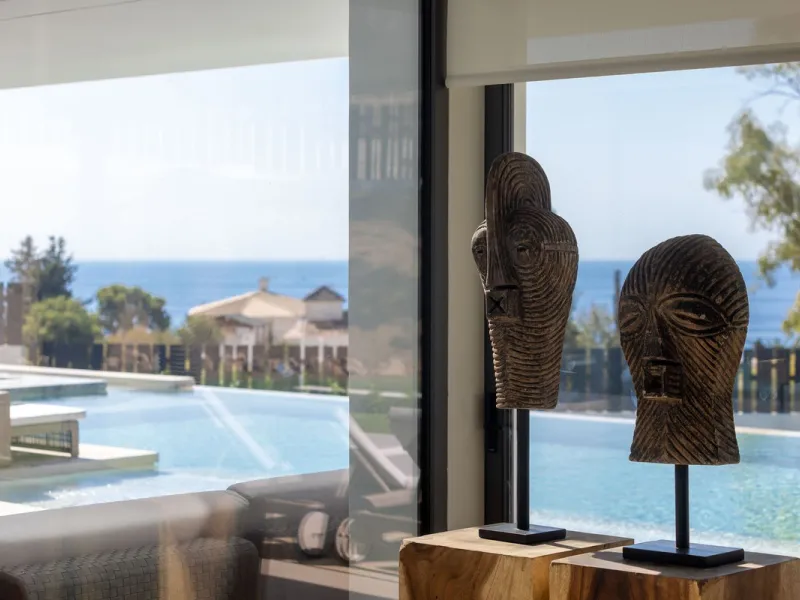 This spectacular detached villa, located in the exclusive area of Benalmádena Costa, is an architectural gem that combines luxury, comfort, and design in a privileged setting. With an impressive interior built area of 954.53 m², an exterior built area of 