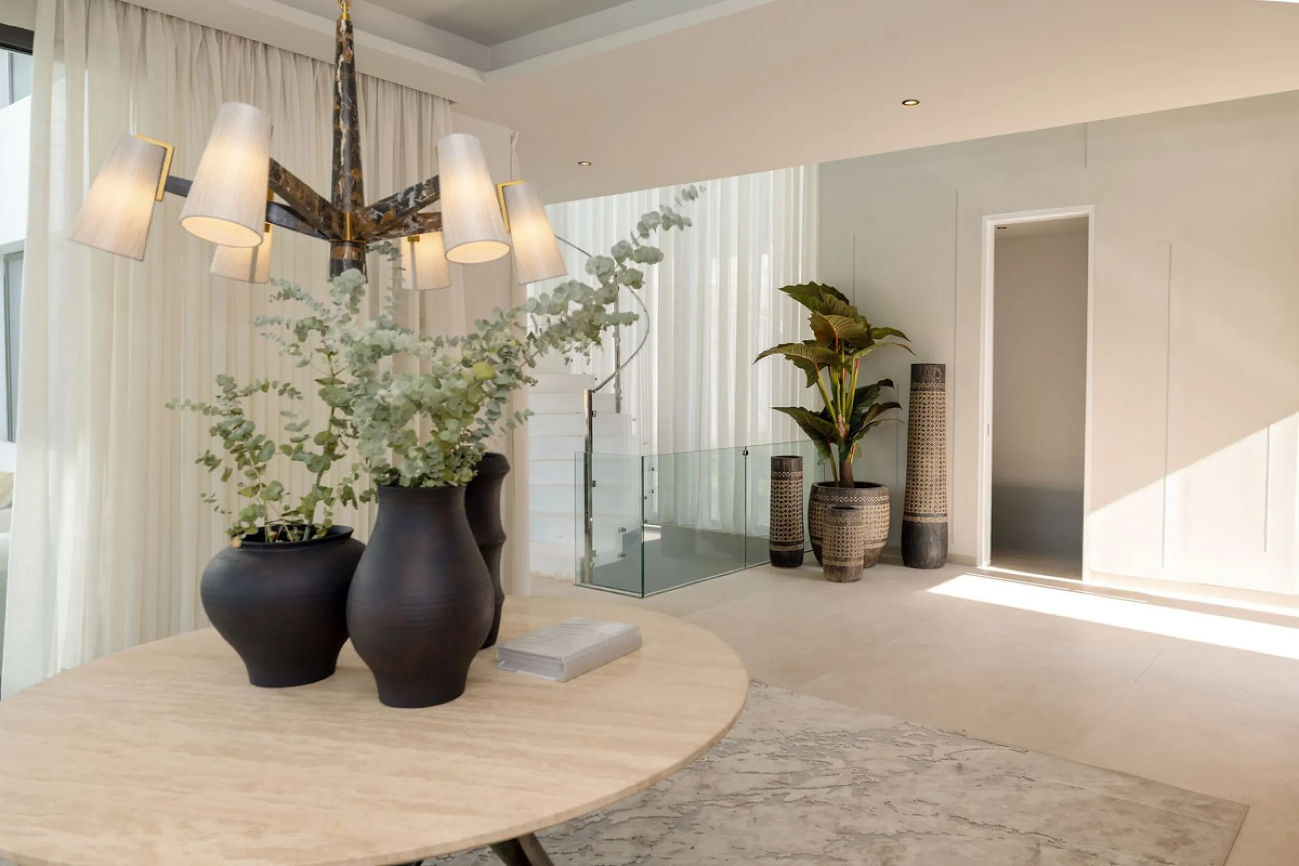 This spectacular detached villa, located in the exclusive area of Benalmádena Costa, is an architectural gem that combines luxury, comfort, and design in a privileged setting. With an impressive interior built area of 954.53 m², an exterior built area of 