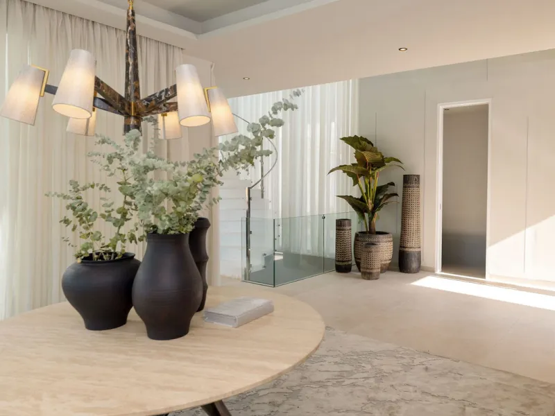 This spectacular detached villa, located in the exclusive area of Benalmádena Costa, is an architectural gem that combines luxury, comfort, and design in a privileged setting. With an impressive interior built area of 954.53 m², an exterior built area of 