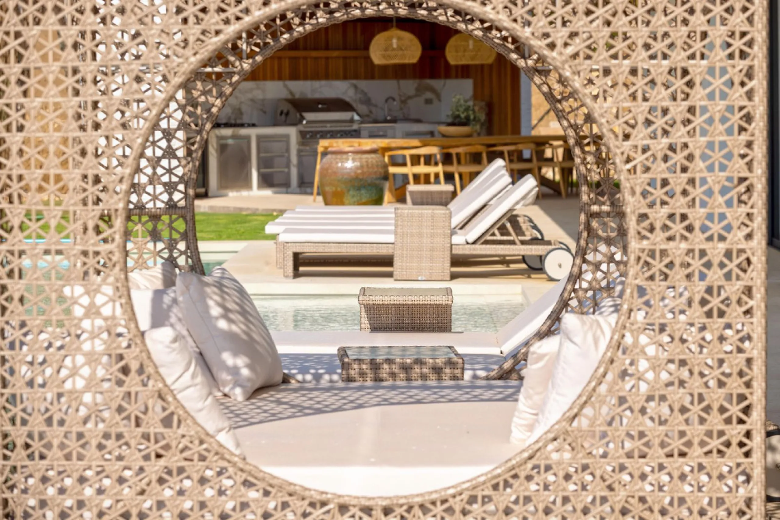 This spectacular detached villa, located in the exclusive area of Benalmádena Costa, is an architectural gem that combines luxury, comfort, and design in a privileged setting. With an impressive interior built area of 954.53 m², an exterior built area of 
