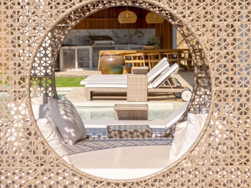 This spectacular detached villa, located in the exclusive area of Benalmádena Costa, is an architectural gem that combines luxury, comfort, and design in a privileged setting. With an impressive interior built area of 954.53 m², an exterior built area of 