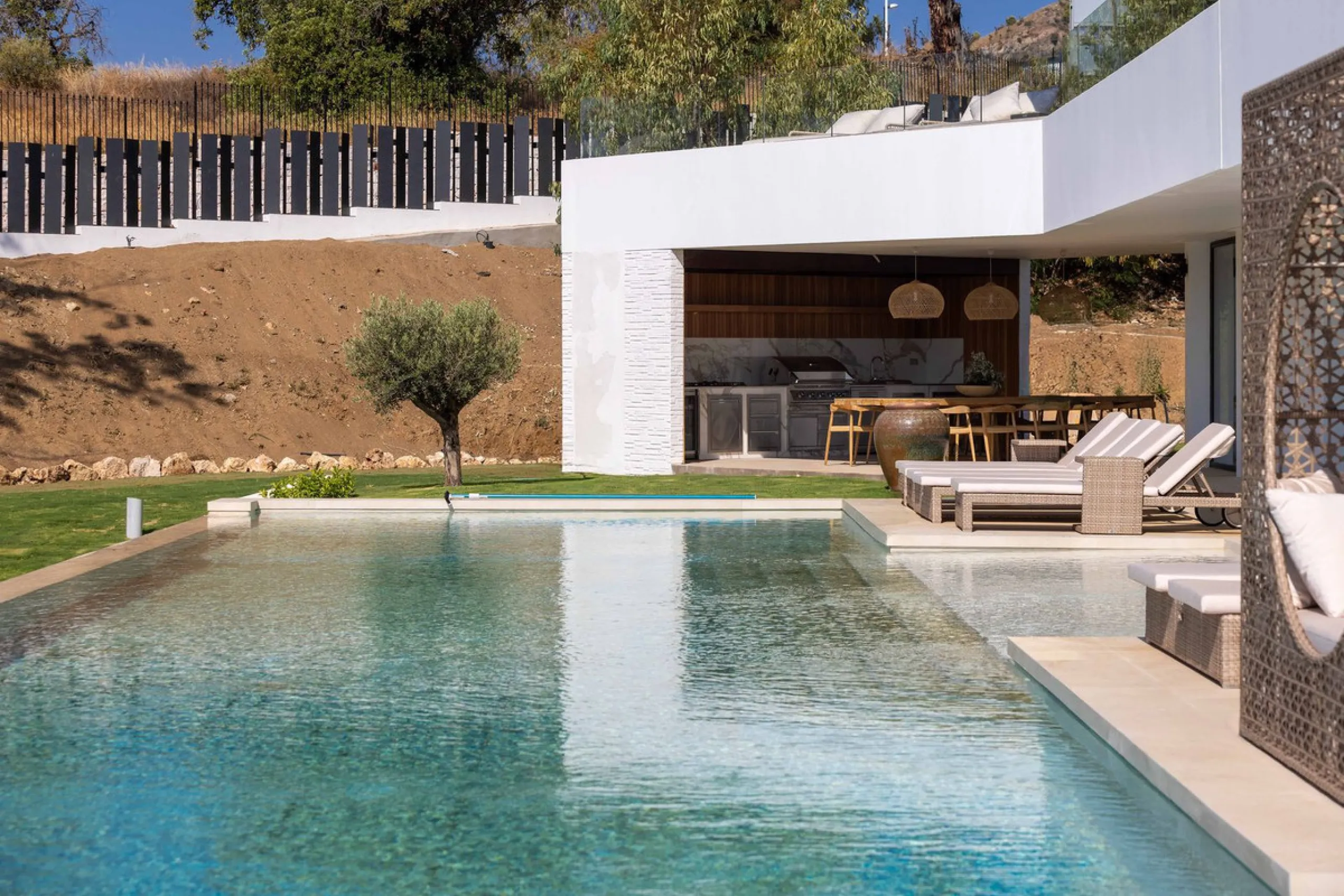This spectacular detached villa, located in the exclusive area of Benalmádena Costa, is an architectural gem that combines luxury, comfort, and design in a privileged setting. With an impressive interior built area of 954.53 m², an exterior built area of 