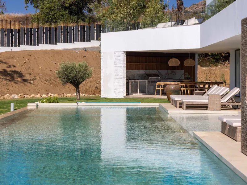 This spectacular detached villa, located in the exclusive area of Benalmádena Costa, is an architectural gem that combines luxury, comfort, and design in a privileged setting. With an impressive interior built area of 954.53 m², an exterior built area of 