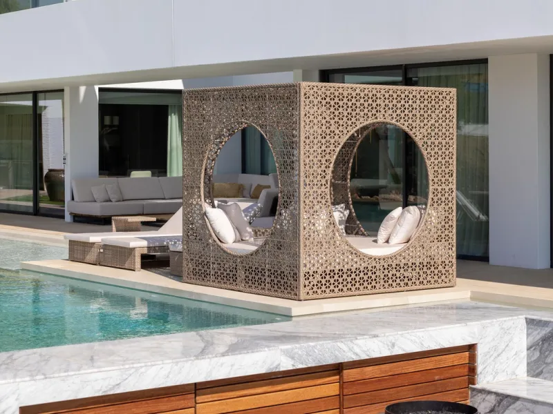This spectacular detached villa, located in the exclusive area of Benalmádena Costa, is an architectural gem that combines luxury, comfort, and design in a privileged setting. With an impressive interior built area of 954.53 m², an exterior built area of 