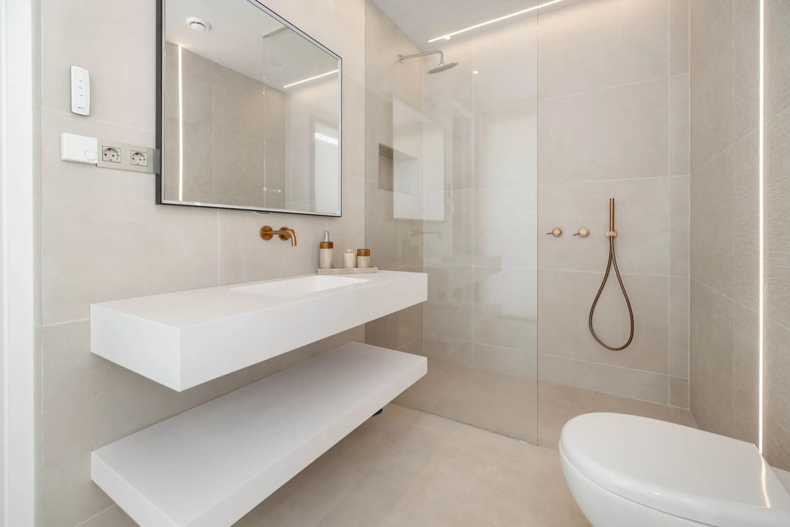 This spectacular detached villa, located in the exclusive area of Benalmádena Costa, is an architectural gem that combines luxury, comfort, and design in a privileged setting. With an impressive interior built area of 954.53 m², an exterior built area of 