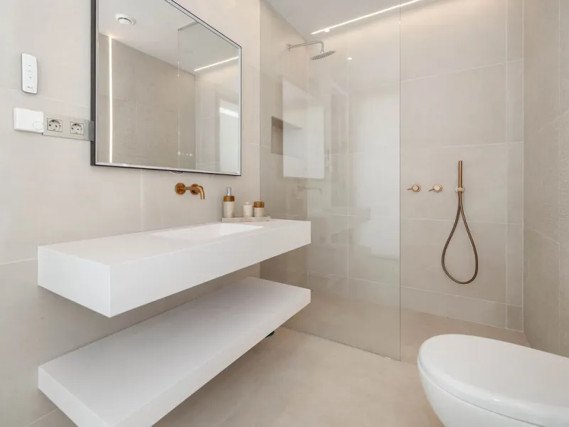 This spectacular detached villa, located in the exclusive area of Benalmádena Costa, is an architectural gem that combines luxury, comfort, and design in a privileged setting. With an impressive interior built area of 954.53 m², an exterior built area of 
