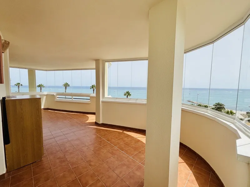 Stunning 3-Bedroom Apartment with Panoramic Sea Views in Prime Beachfront Location in Torrequebrada, Benalmadena.