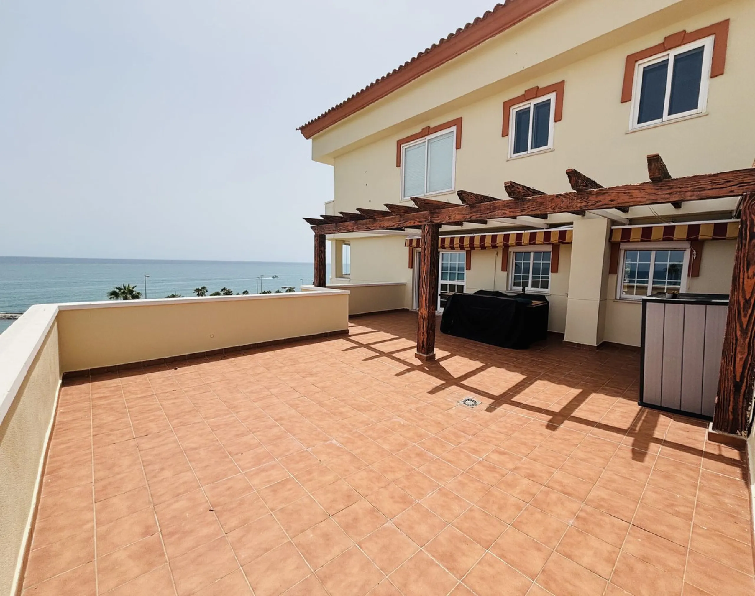 Stunning 3-Bedroom Apartment with Panoramic Sea Views in Prime Beachfront Location in Torrequebrada, Benalmadena.
