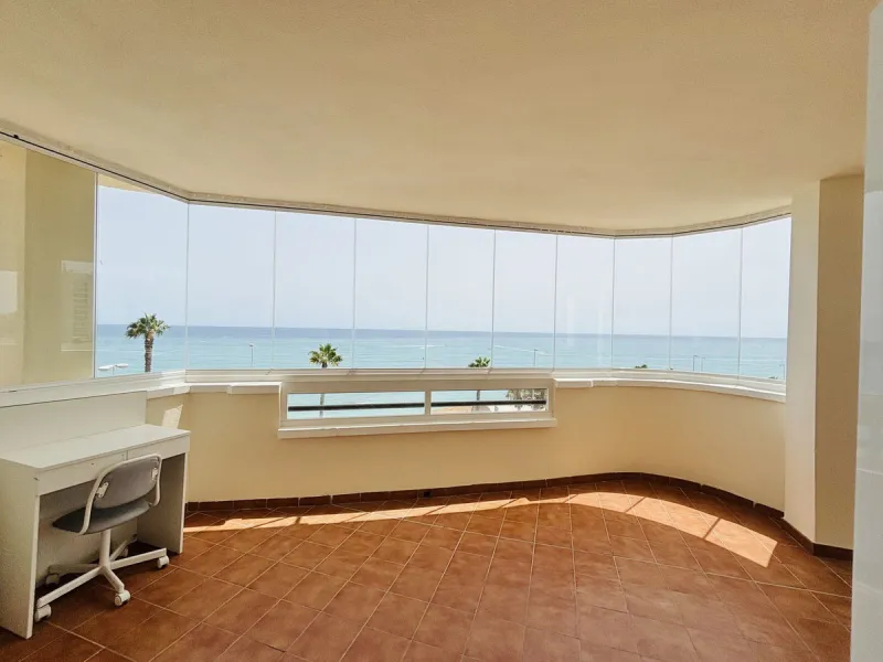 Stunning 3-Bedroom Apartment with Panoramic Sea Views in Prime Beachfront Location in Torrequebrada, Benalmadena.