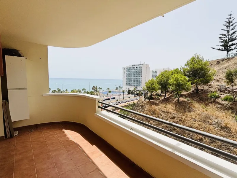 Stunning 3-Bedroom Apartment with Panoramic Sea Views in Prime Beachfront Location in Torrequebrada, Benalmadena.