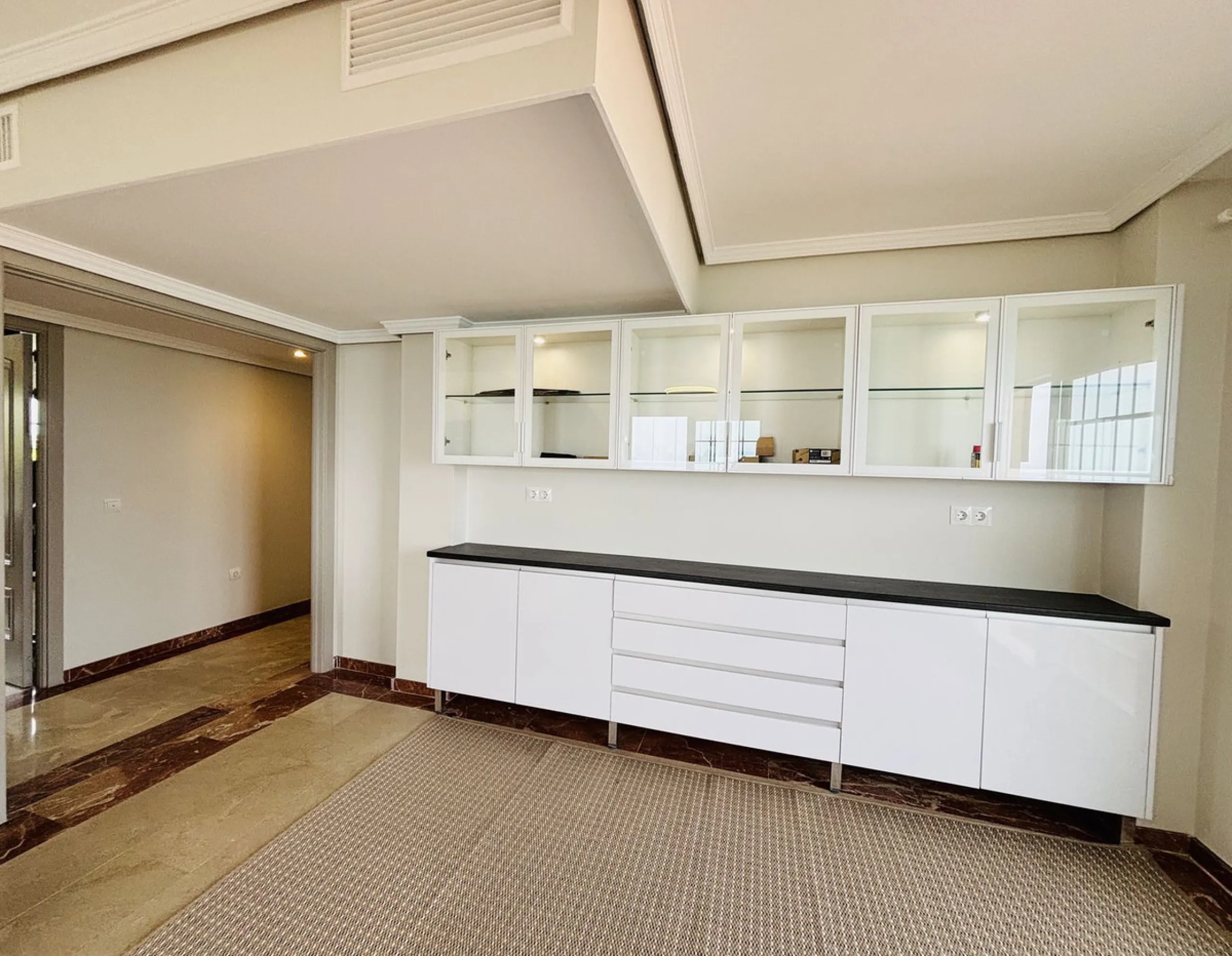 Stunning 3-Bedroom Apartment with Panoramic Sea Views in Prime Beachfront Location in Torrequebrada, Benalmadena.